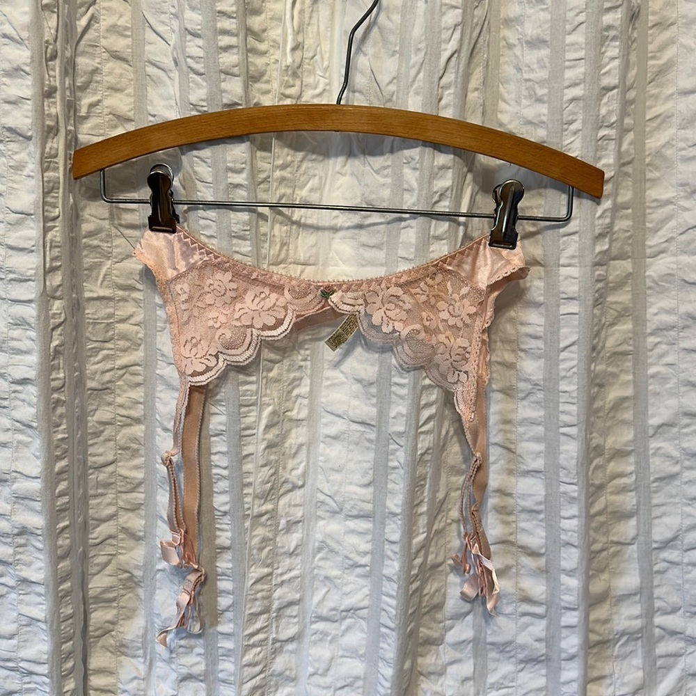 VINTAGE VICTORIA’S SECRET GARTER BELT SIZE S AA1